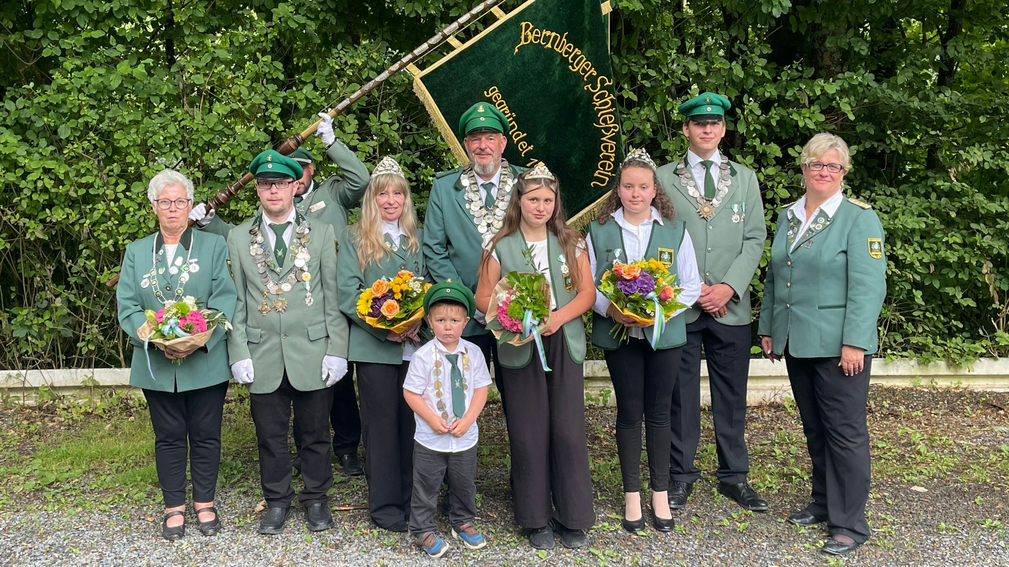 Die neuen Majestäten blicken direkt in die Kamera.