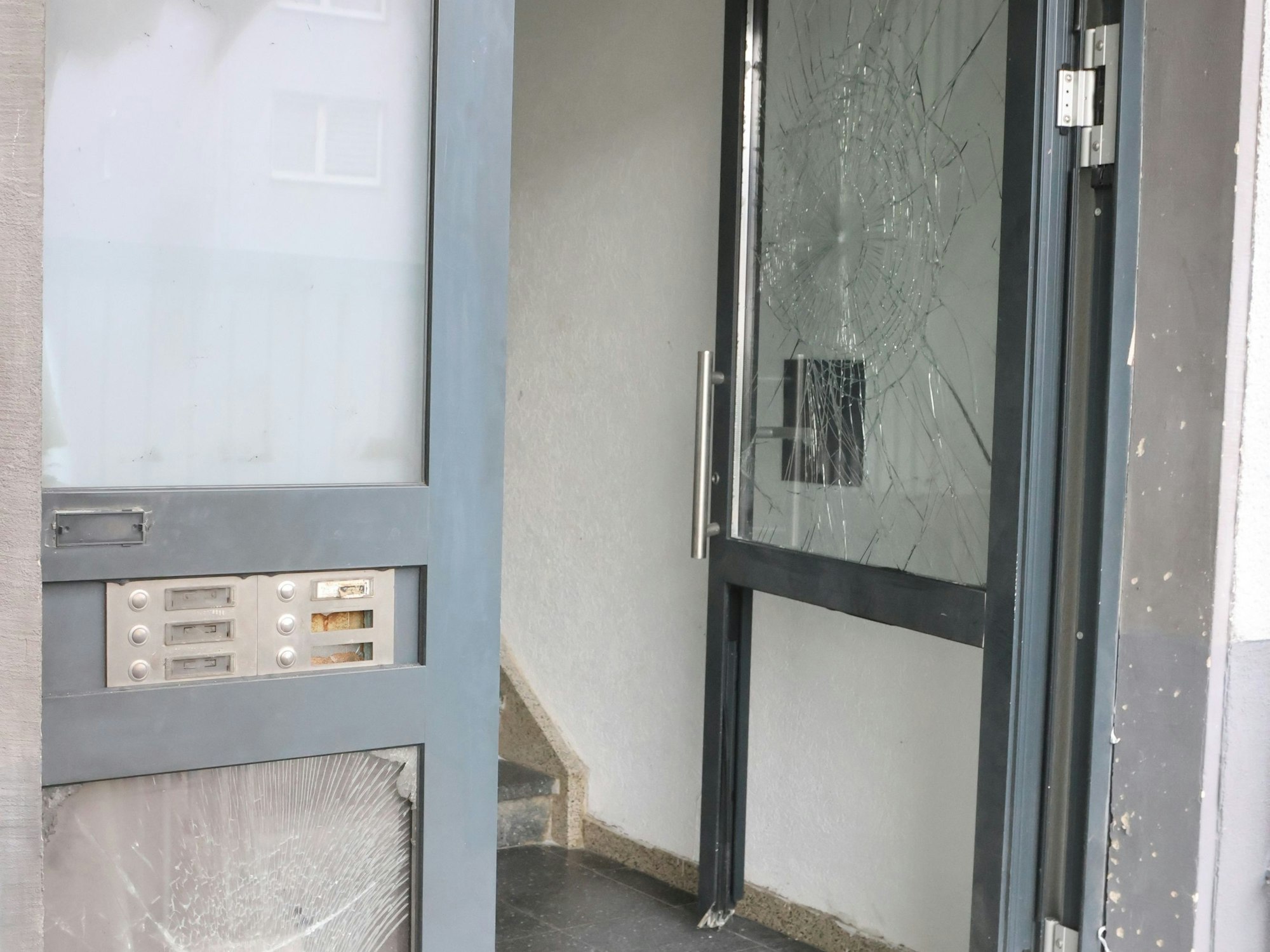 Die Explosion richtete am Montag um 5 Uhr schwere Schäden an. Die Polizei ermittelt.