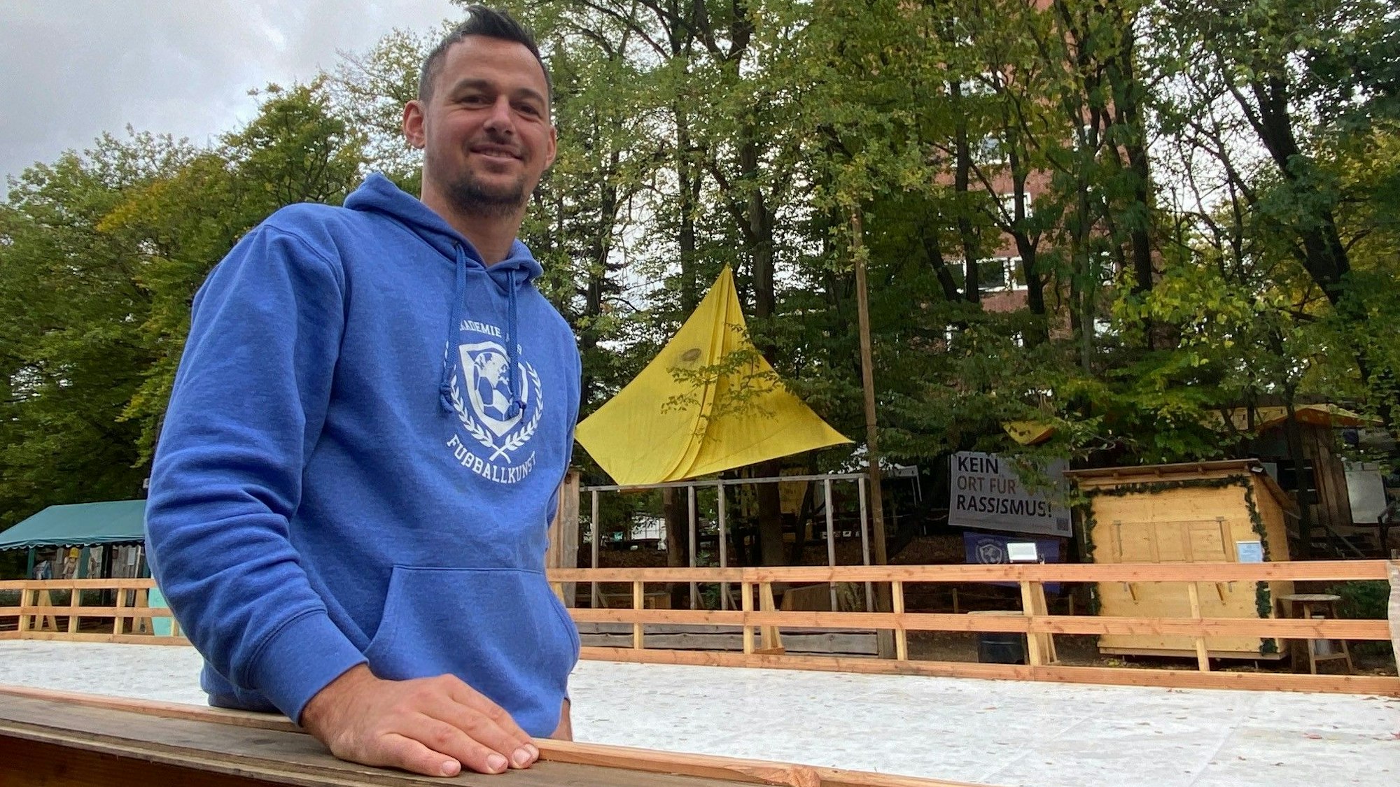 Auf dem Foto ist der Fußballtrainer Yaschar Hayit zu sehen.