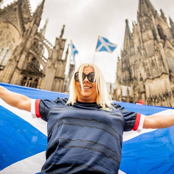 In Partylaune präsentierten sich die schottischen Fans in Köln, Tausende belagerten die Domtreppen und feierten fröhlich in der Stadt.