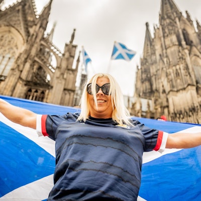 In Partylaune präsentierten sich die schottischen Fans in Köln, Tausende belagerten die Domtreppen und feierten fröhlich in der Stadt.