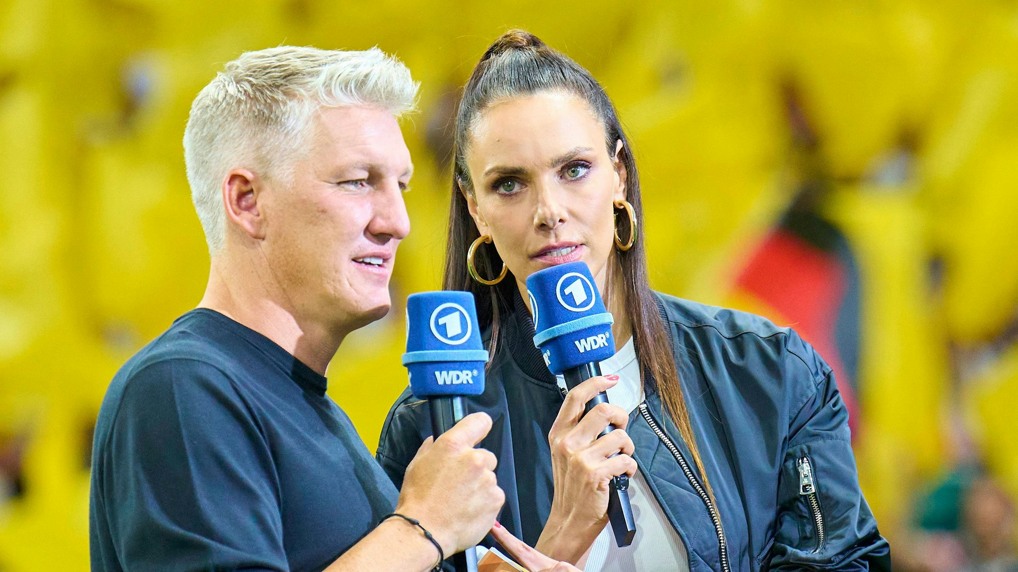 Kommen bei den Zuschauerinnen und Zuschauern der EM offenbar gut an: Esther Sedlaczek (r.) und Bastian Schweinsteiger.