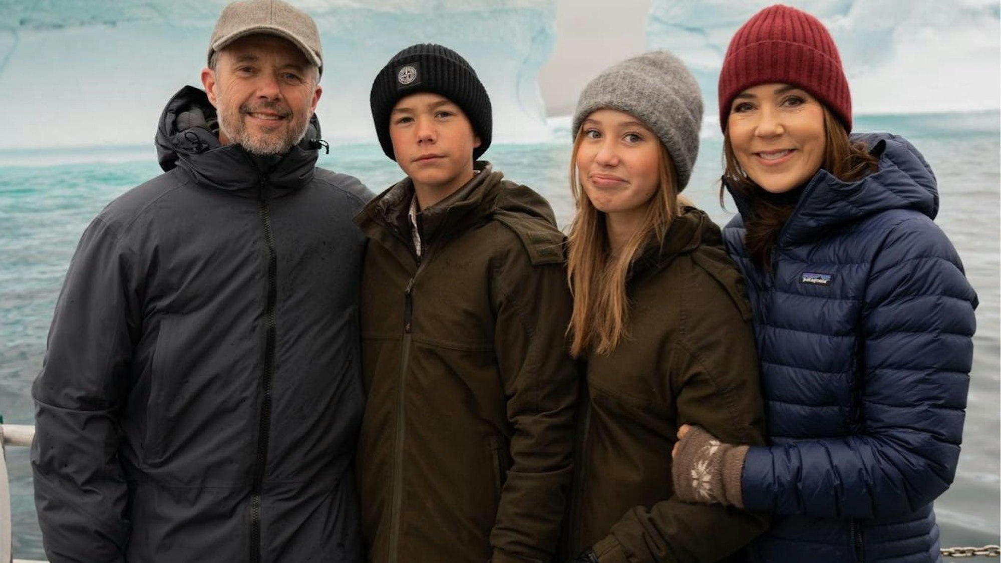König Frederik und Königin Mary mit ihren jüngsten Kindern, den Zwillingen Prinz Vincent und Prinzessin Josephine.
