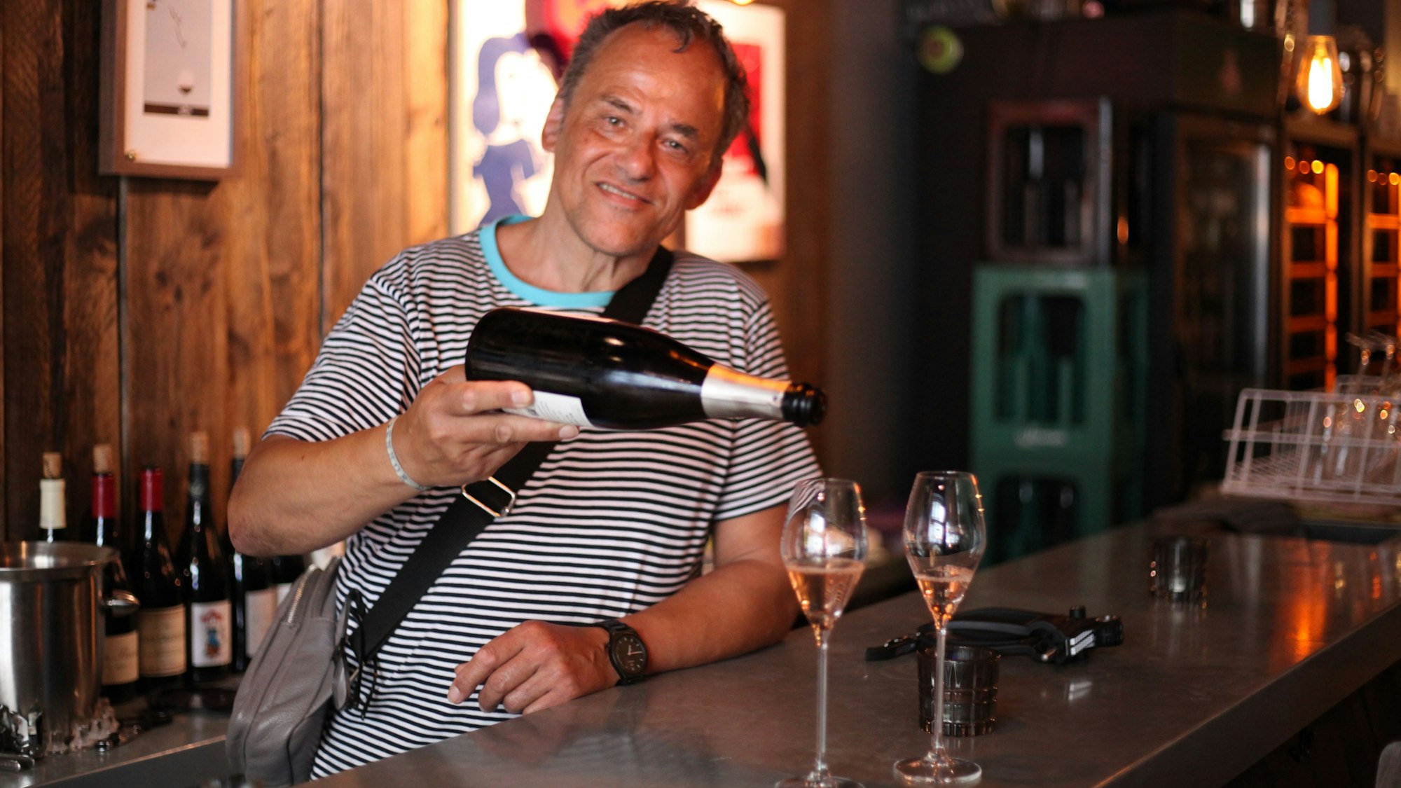 Achim Rudolph hinter der Theke der „Maulvoll Weinbar“.