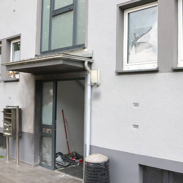 Am Montag detonierte ein Sprengsatz vor diesem Haus in Engelskirchen-Loope.