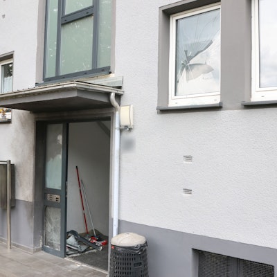 Am Montag detonierte ein Sprengsatz vor diesem Haus in Engelskirchen-Loope.