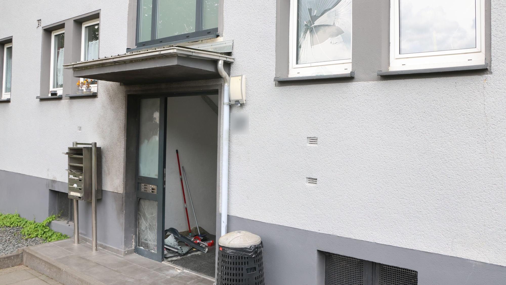 Der Sprengsatz detonierte vor der Haustür und richtete großen Schaden an.