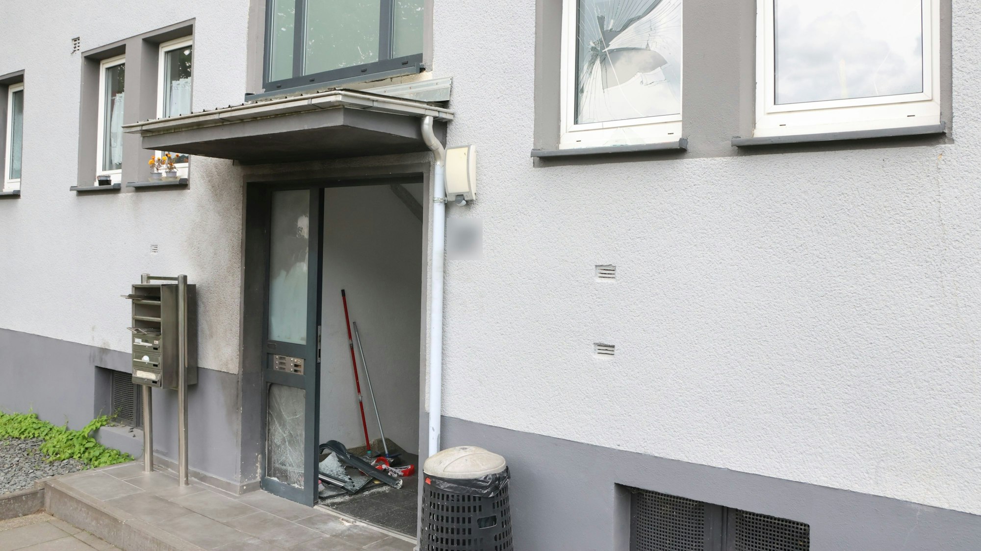 Am Montag detonierte ein Sprengsatz vor diesem Haus in Engelskirchen-Loope.