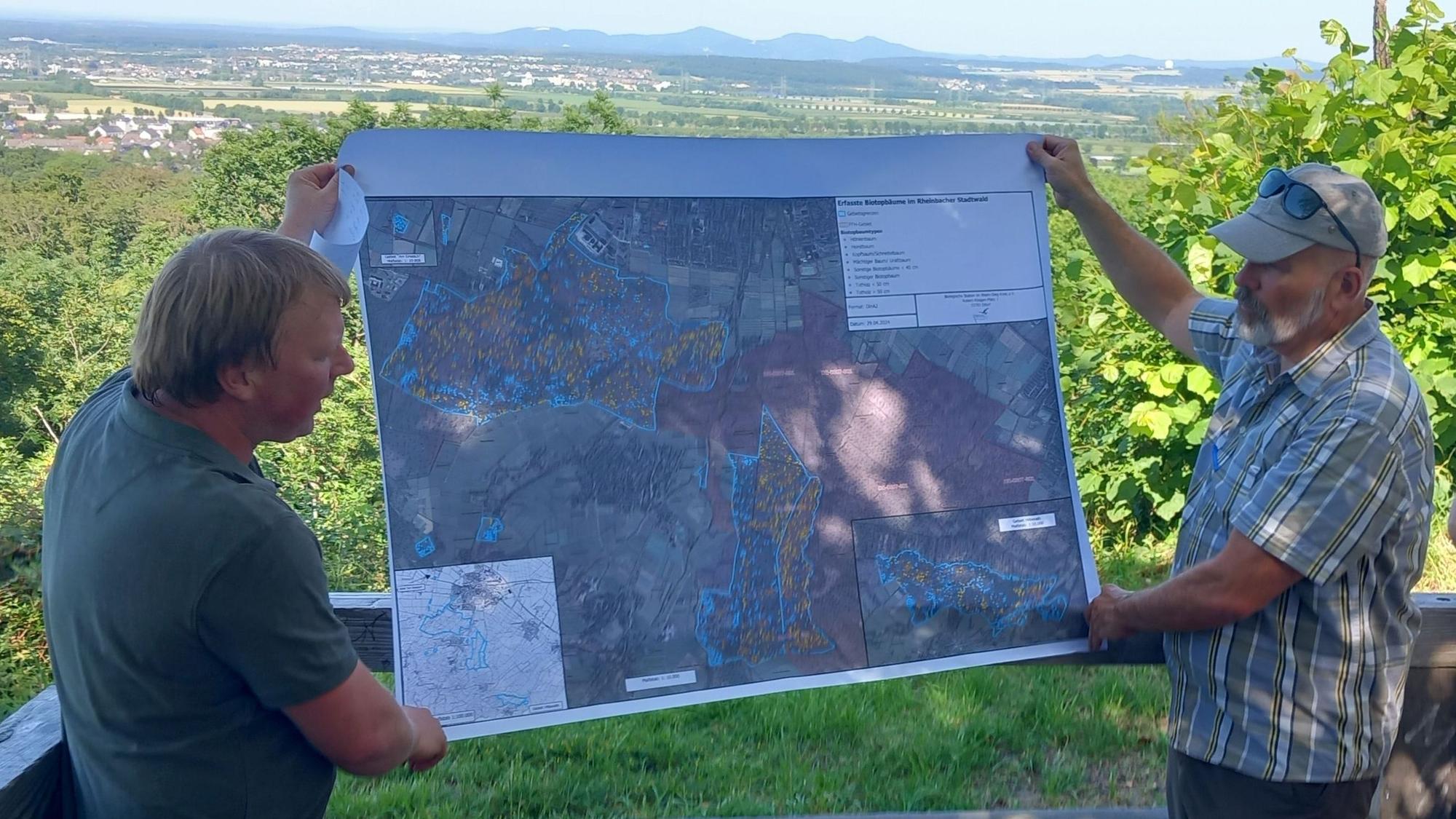 Förster Sebastian Tölle und Norbert Sauren (Stadt Rheinbach) zeigen eine Karte zur Habitaterfassung.