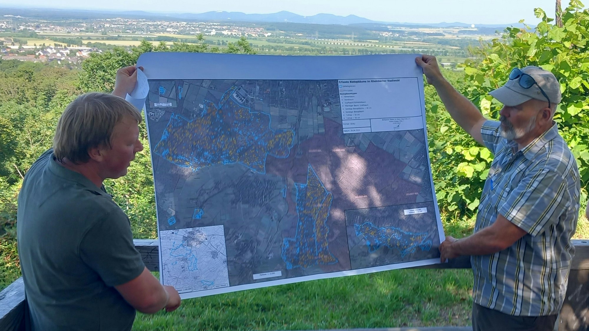Förster Sebastian Tölle und Norbert Sauren (Stadt Rheinbach) zeigen eine Karte zur Habitaterfassung.