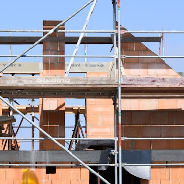 Das Foto zeigt eine im Rohbau befindliches Einfamilienhaus
