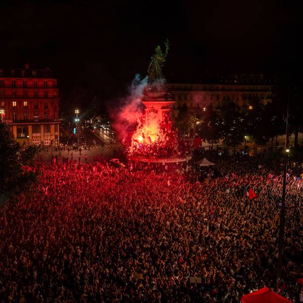 Paris: Menschen versammeln sich am Sonntagabend (30. Juni) auf dem Platz der Republik während einer Demonstration gegen die rechtsnationale Rassemblement National.