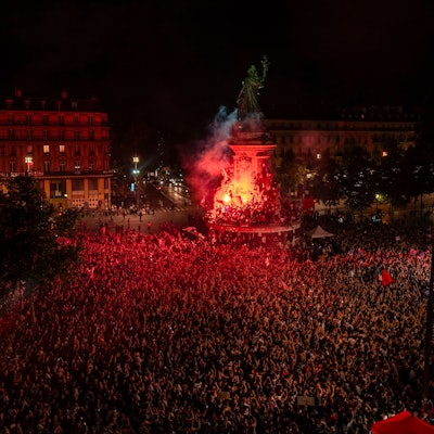 Paris: Menschen versammeln sich am Sonntagabend (30. Juni) auf dem Platz der Republik während einer Demonstration gegen die rechtsnationale Rassemblement National.