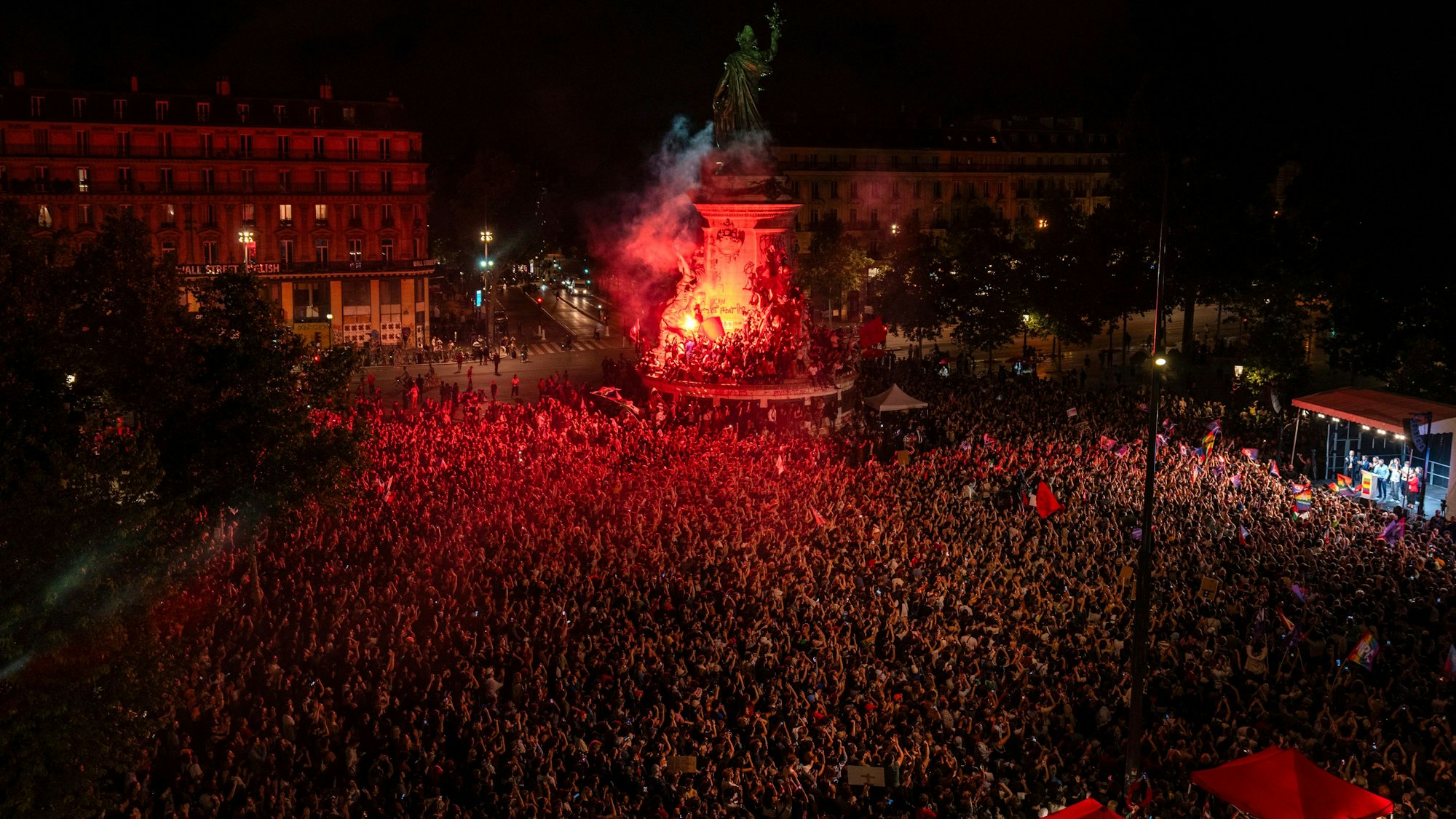 Paris: Menschen versammeln sich am Sonntagabend (30. Juni) auf dem Platz der Republik während einer Demonstration gegen die rechtsnationale Rassemblement National.