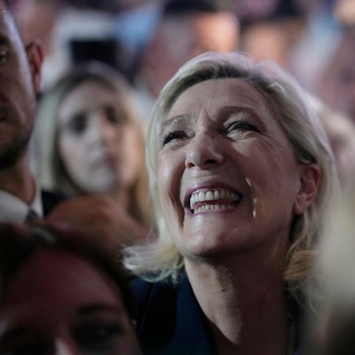 Freude bei Marine Le Pen und ihren Anhängern: Die Rechtsextremen liegen nach der Wahl in Frankreich vorne.