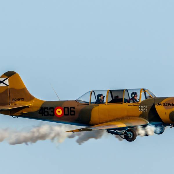 Eine Yak-52 bei einer Flugshow in Spanien. (Symbolbild)
