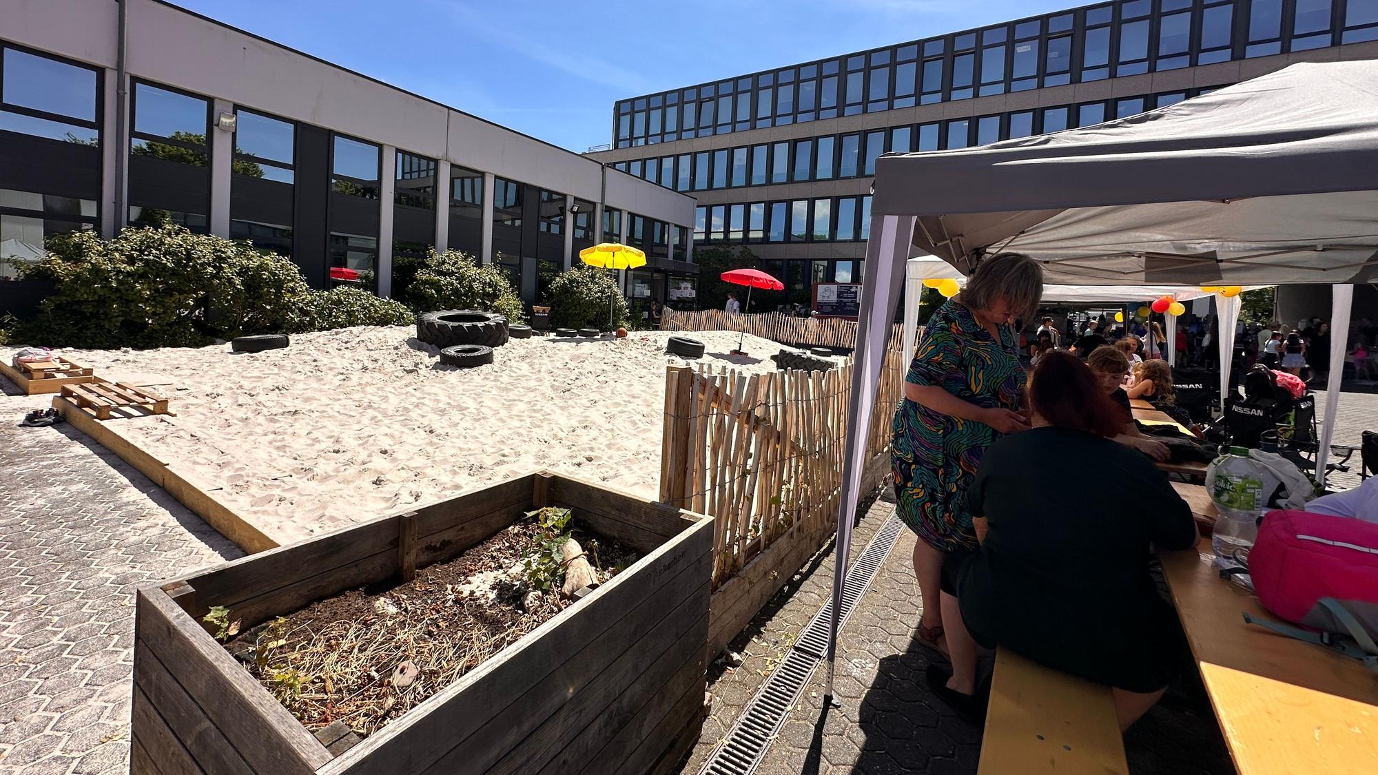 Das Aussengelände der Freie Naturschulen wird immer freundlicher und grüner.