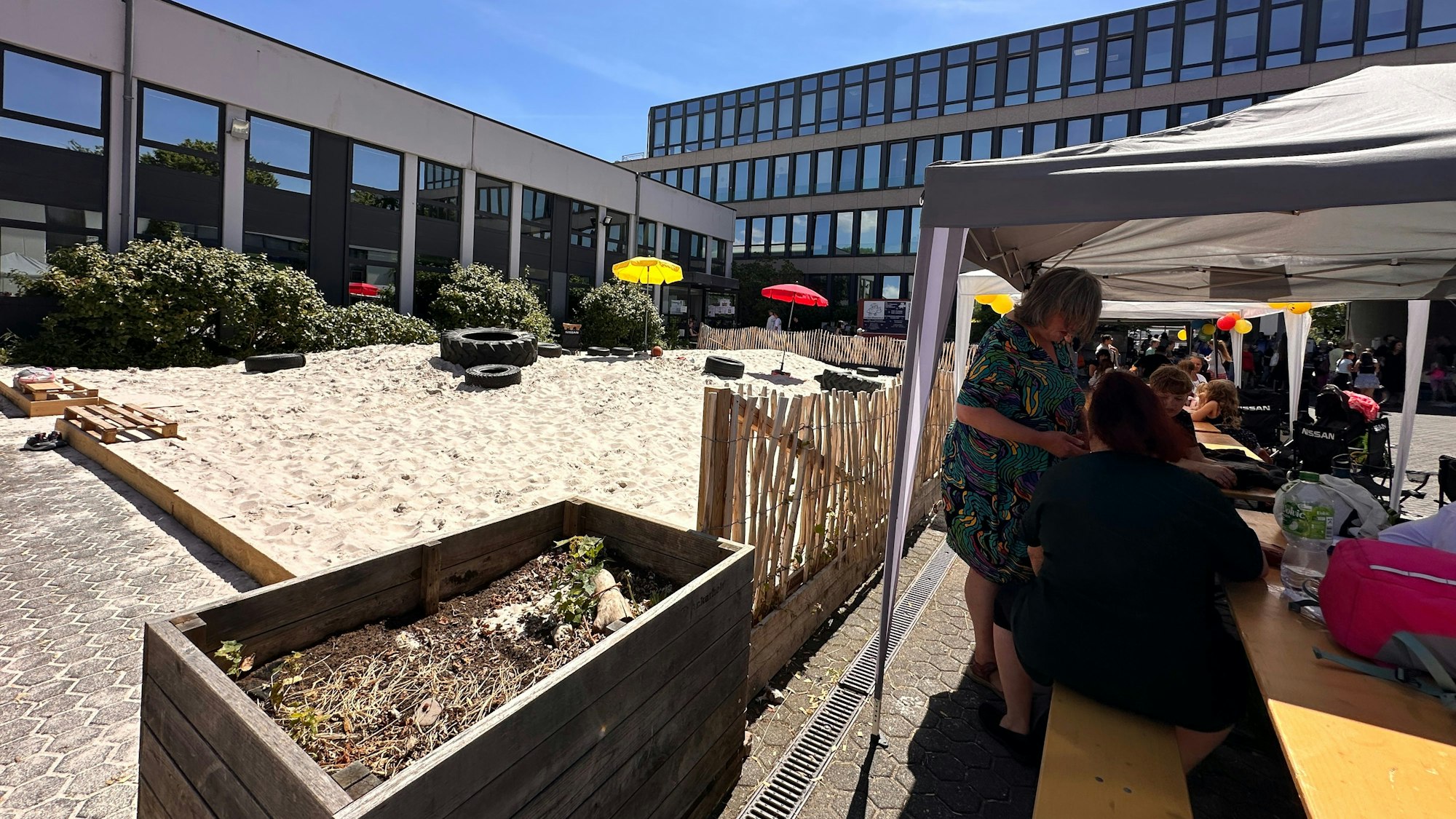 Das Aussengelände der Freie Naturschulen wird immer freundlicher und grüner.