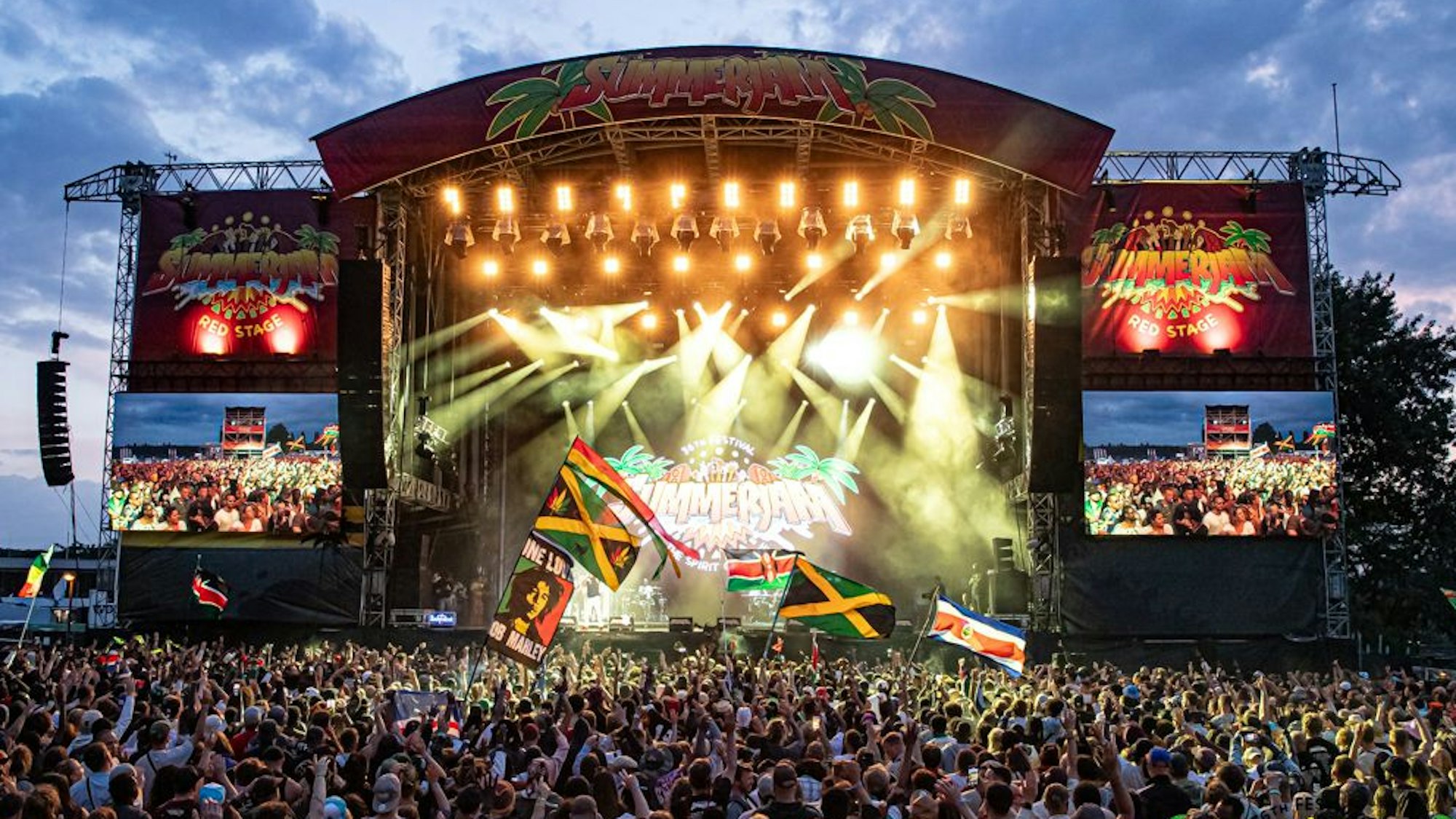Das Publikum vor der Hauptbühne des Summerjam 2023 ist prall gefüllt.