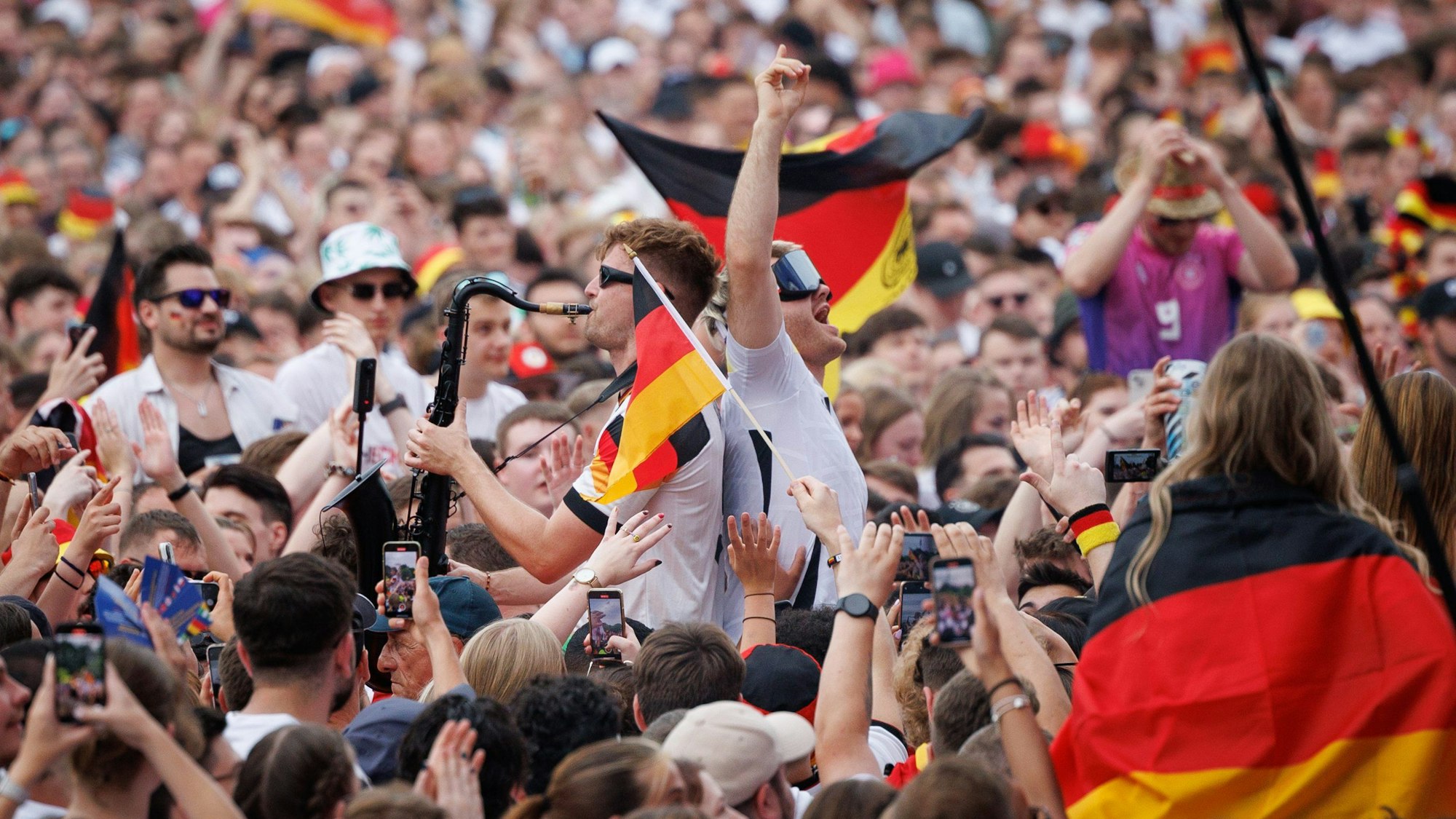 Schnura gemeinsam mit dem deutschen Rapper Ski Aggu in den Dortmunder Menschenmenge.