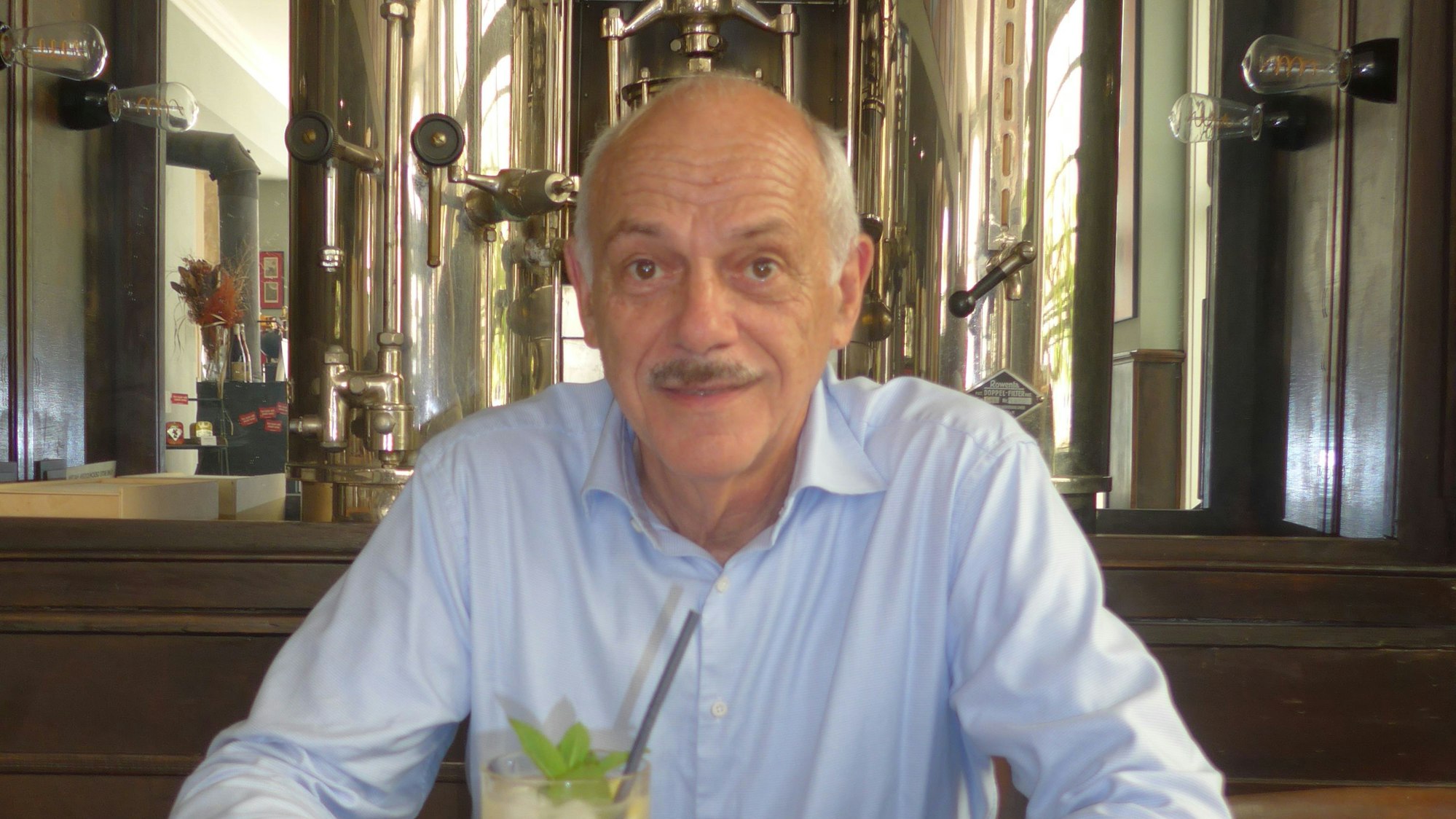 Jules Verne Hans Helmut Schild ist Gastgeber des Königswinterer Restaurants Jules Verne.