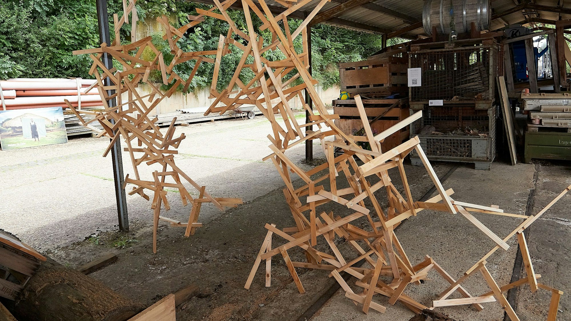 Viele einzelne Holzstücke sind zusammengesteckt und formen eine Brücke.