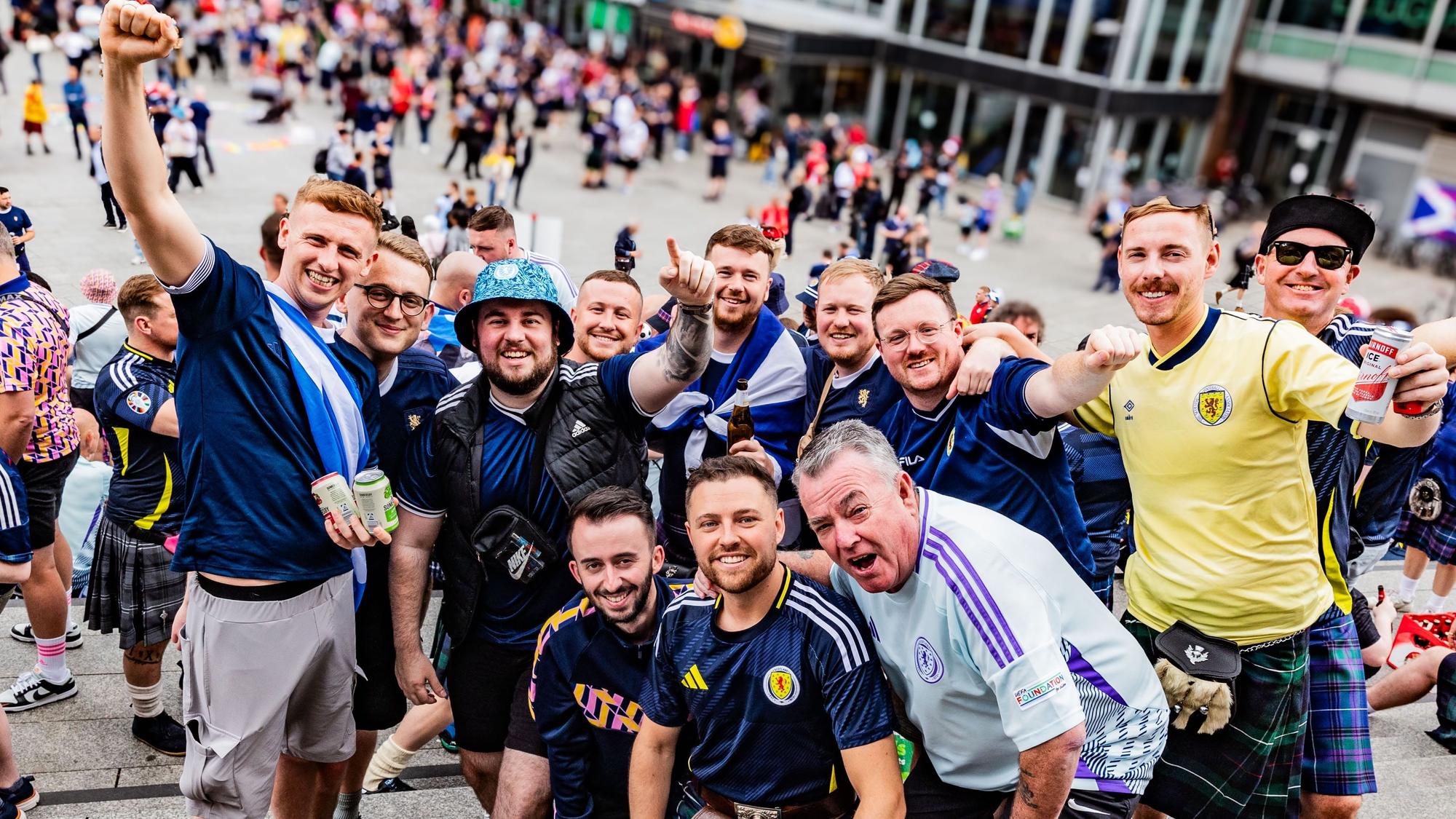 No Scotland - no Party: Schottische Fans am Dom.