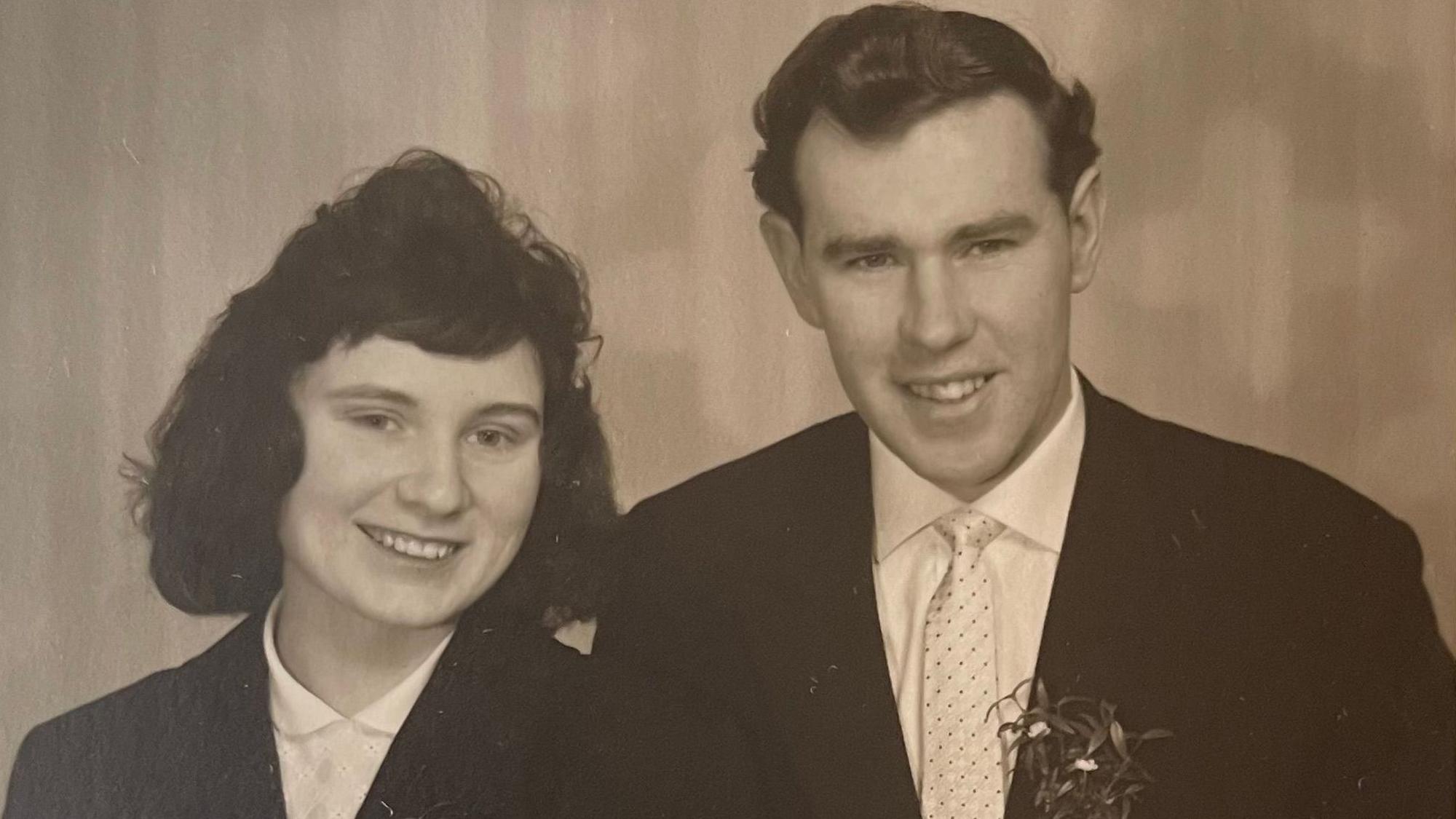 Ein altes Hochzeitsfoto in schwarz-weiß, das Ingrid und Wilhelm Haake zeigt.