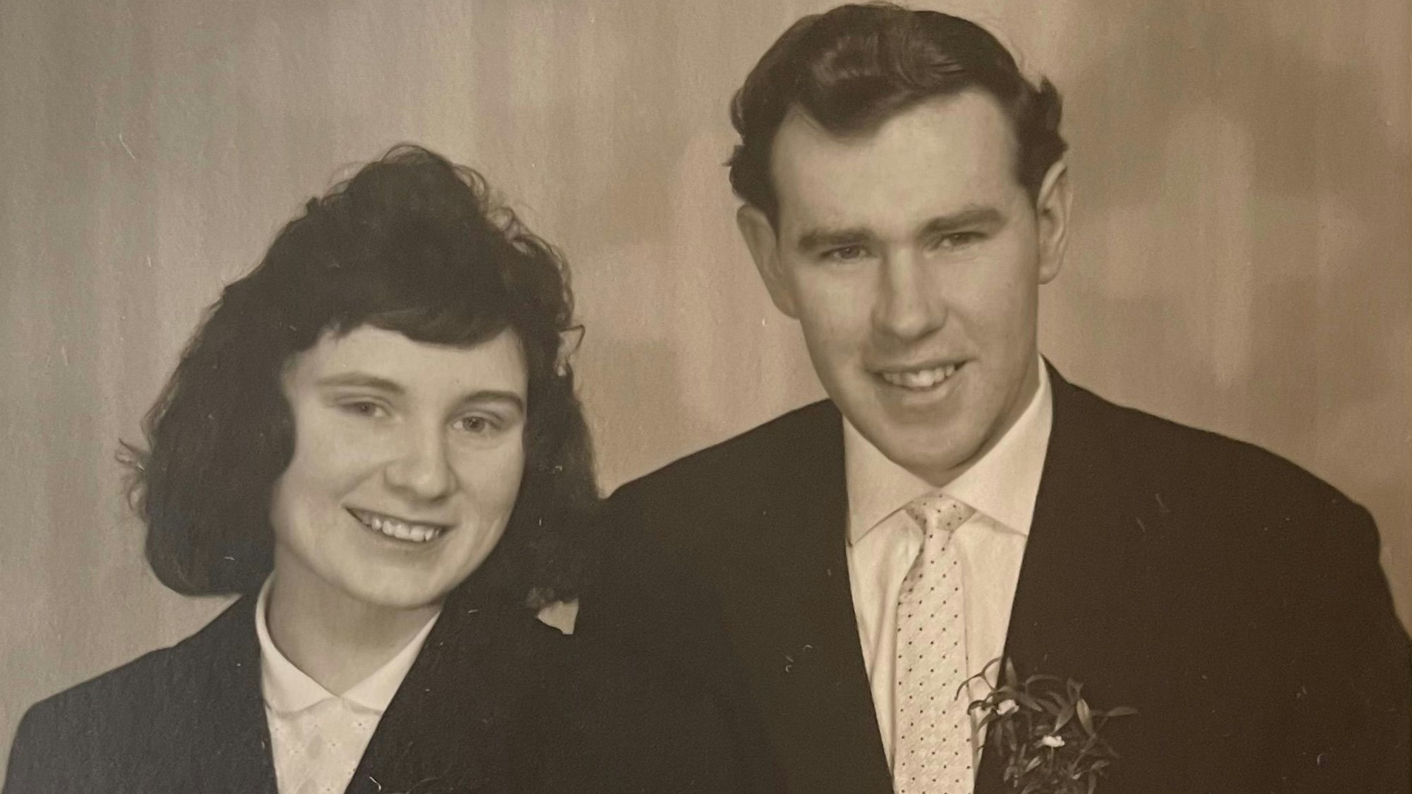 Ein altes Hochzeitsfoto in schwarz-weiß, das Ingrid und Wilhelm Haake zeigt.