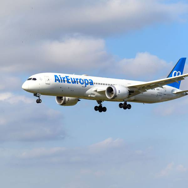 Eine Boeing 787 der spanischen Fluggesellschaft Air Europa im Landeanflug bei bewölktem Himmel auf einen Flughafen. (Symbolbild)