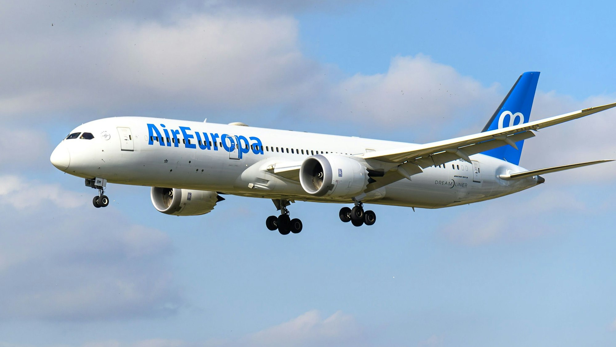 Eine Boeing 787 der spanischen Fluggesellschaft Air Europa im Landeanflug bei bewölktem Himmel auf einen Flughafen. (Symbolbild)