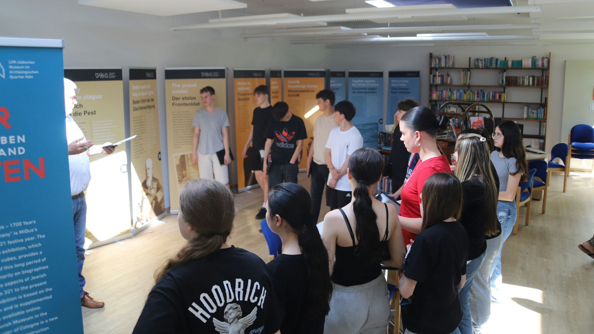 Der Kurs Praktische Philosophie besuchte die Ausstellung gemeinsam.