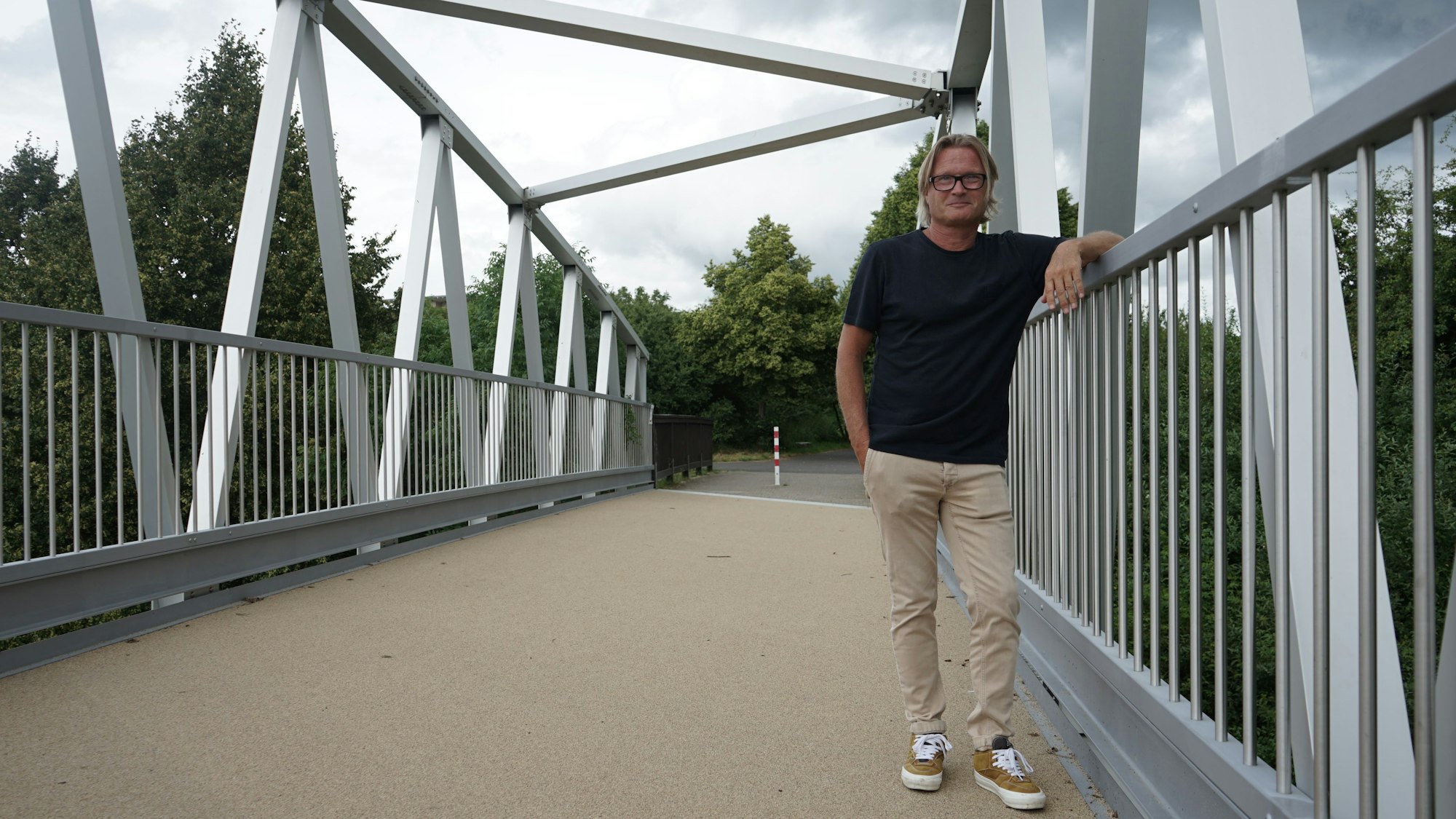 Der SPD-Stadtverordnete Branko Appelmann steht auf einer Aluminiumbrücke.