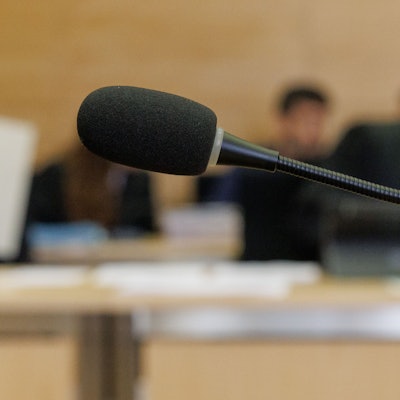 Ein Mikro steht in einem Gerichtssaal (Symbolbild)