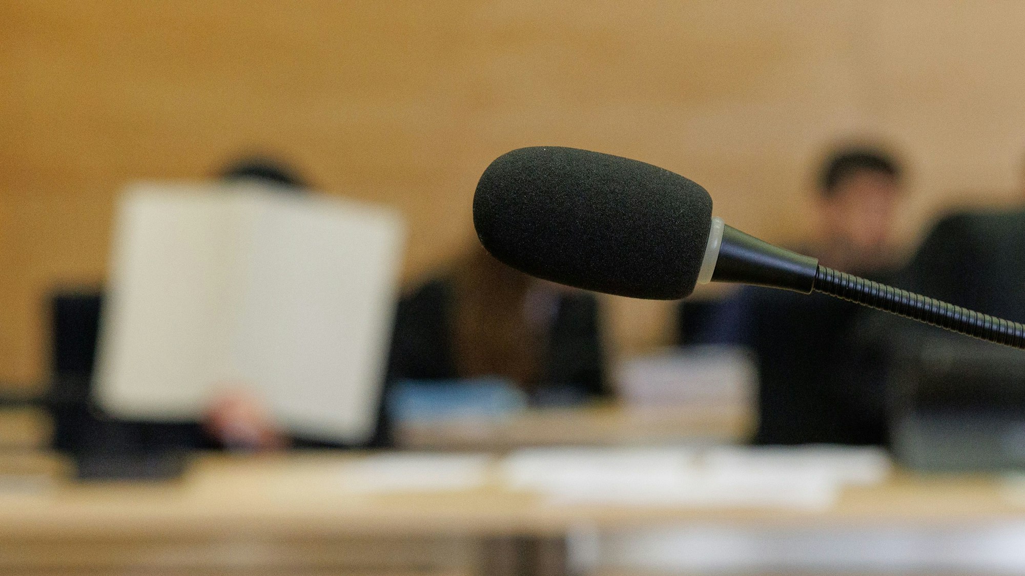 Ein Mikro steht in einem Gerichtssaal (Symbolbild)