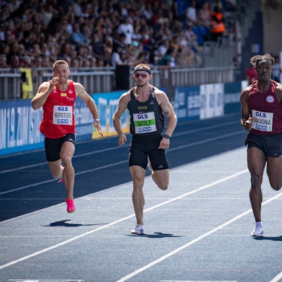 Chidiera Onuoha (Zweiter von rechts) vom ASV Köln