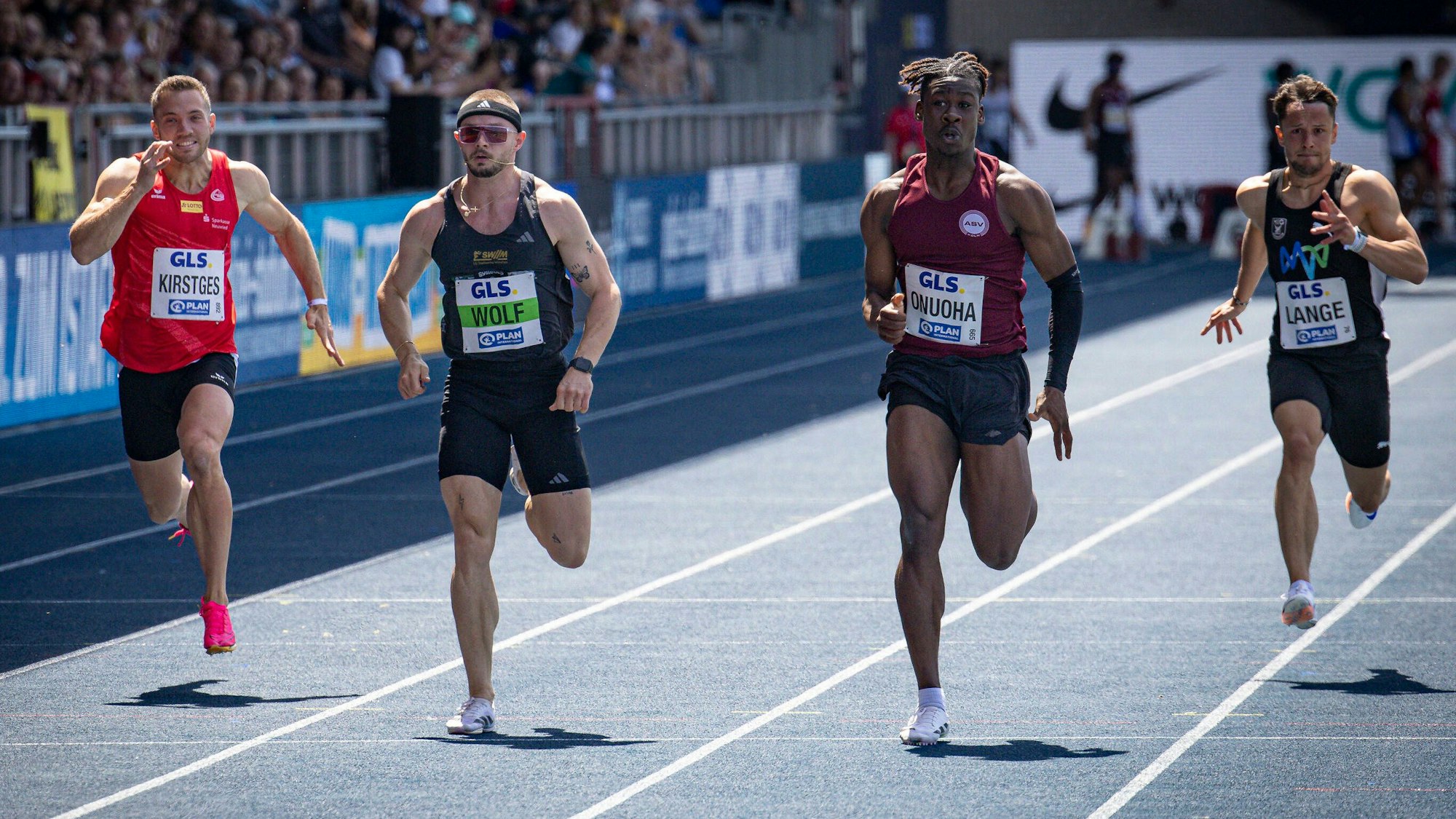 Chidiera Onuoha (Zweiter von rechts) vom ASV Köln