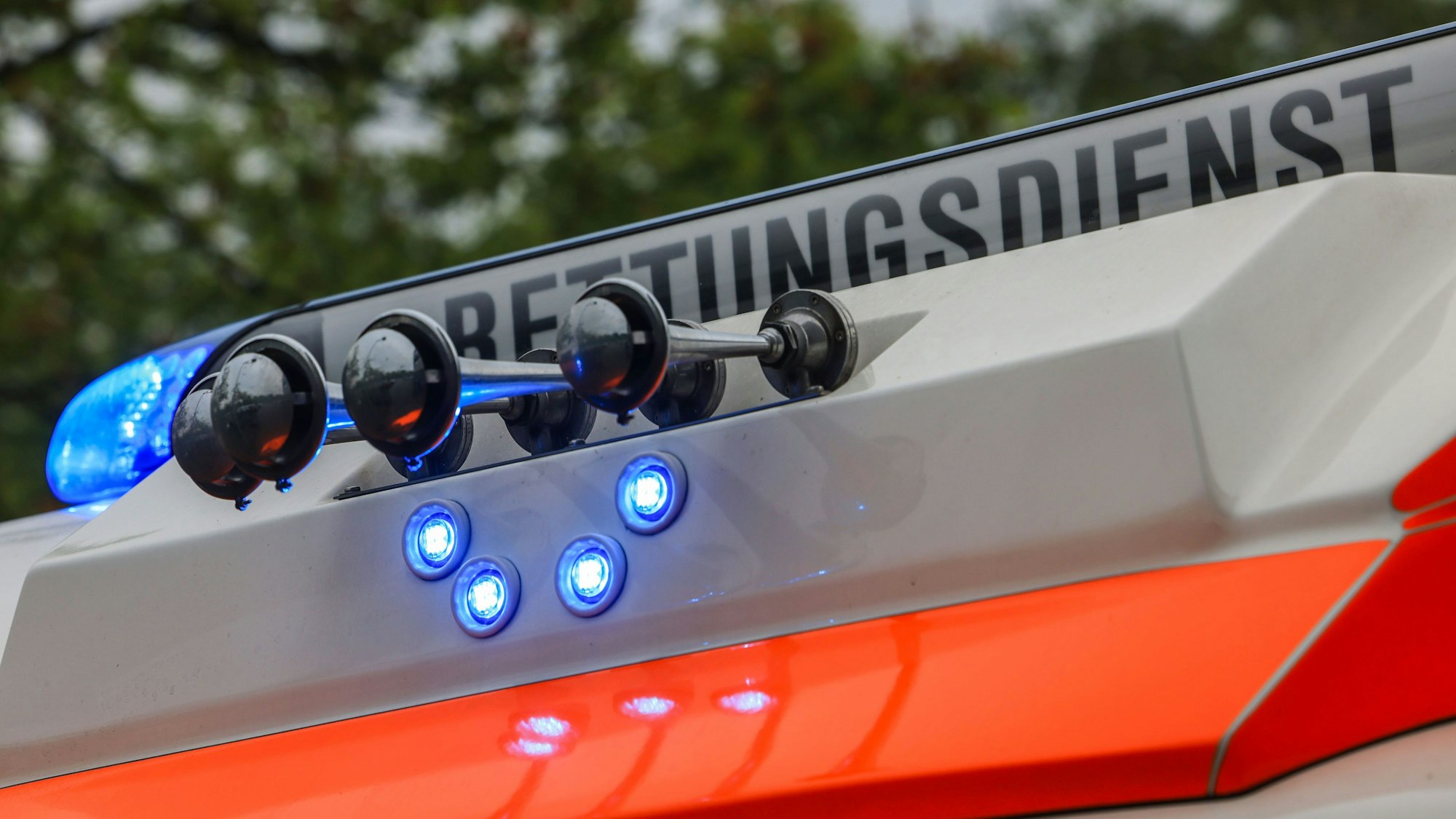 Ein Rettungswagen steht bei einer Schockraumübung am Einsatzort.