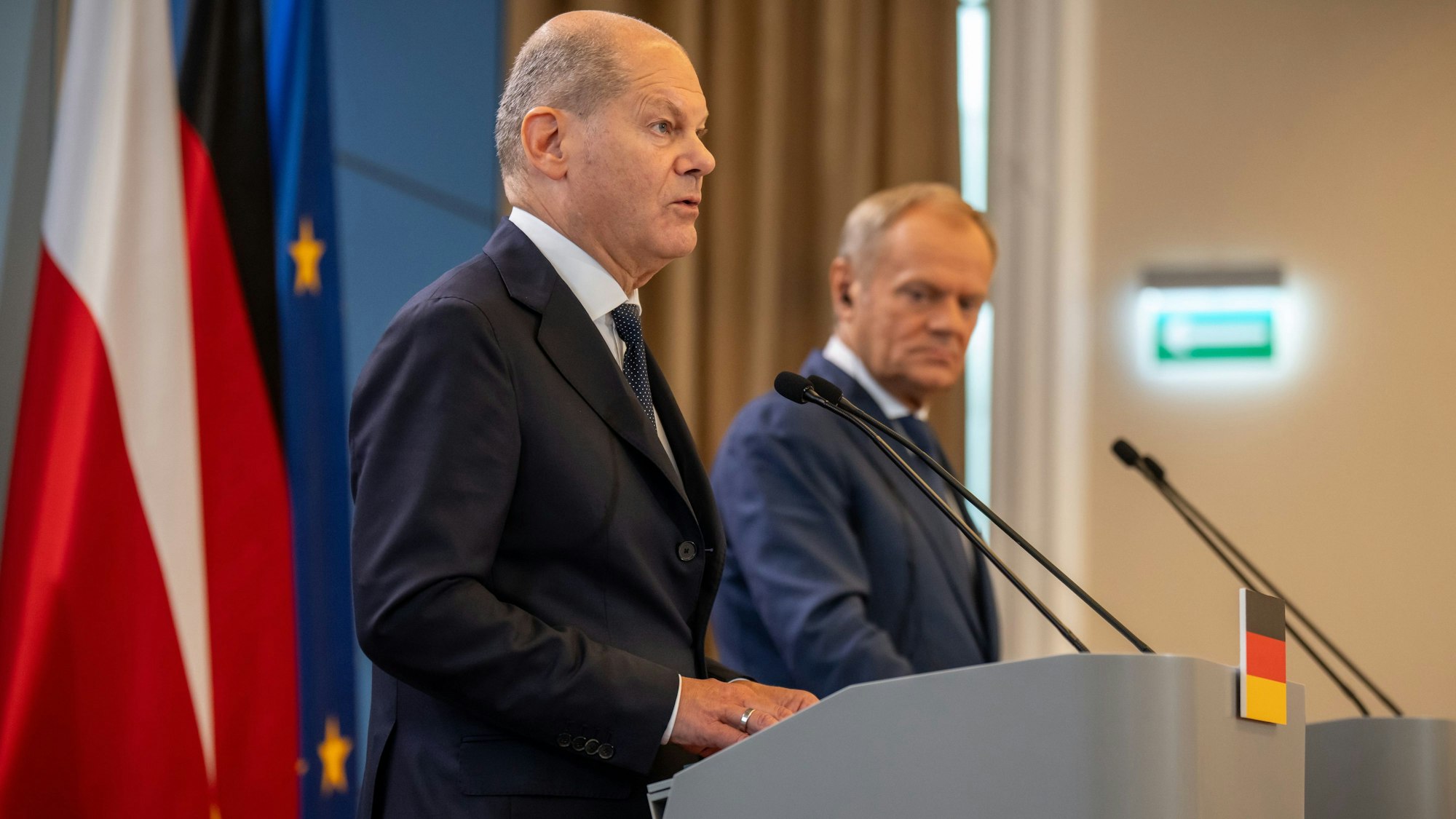 02.07.2024, Polen, Warschau: Bundeskanzler Olaf Scholz (SPD), nimmt neben Donald Tusk, Ministerpräsident von Polen, an der Pressekonferenz nach den deutsch-polnischen Regierungskonsultationen teil.