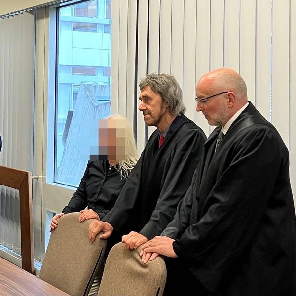 Vor Gericht: Die Klägerin Melanie F. mit ihren Anwälten (v. l.): Eberhard Luetjohann, Hans-Walter Wegmann und Christian Roßmüller.