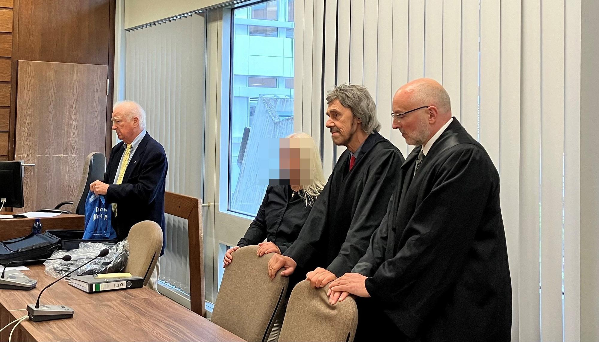 Vor Gericht: Die Klägerin Melanie F. mit ihren Anwälten (v. l.): Eberhard Luetjohann, Hans-Walter Wegmann und Christian Roßmüller.