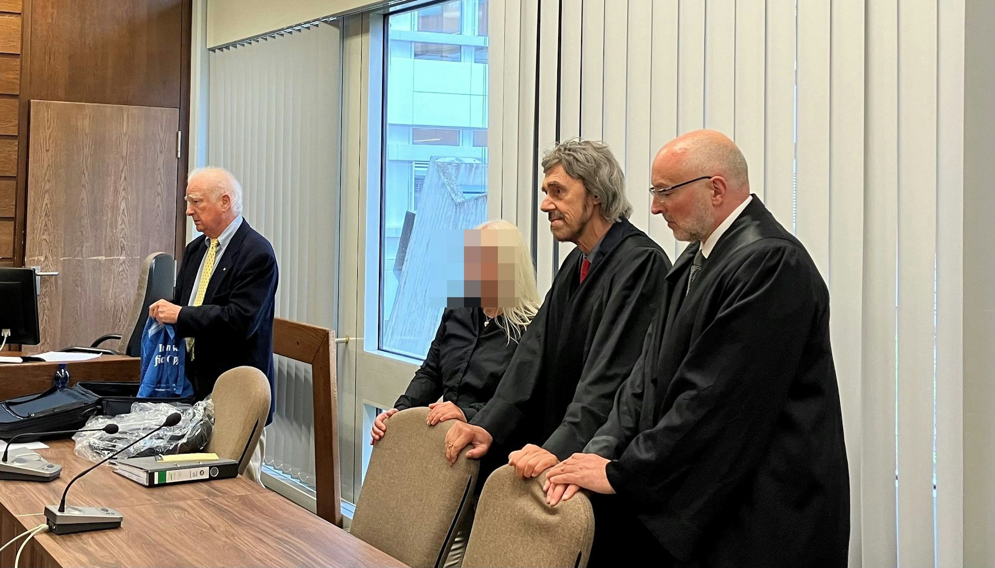 Vor Gericht: Die Klägerin Melanie F. mit ihren Anwälten (v. l.): Eberhard Luetjohann, Hans-Walter Wegmann und Christian Roßmüller.