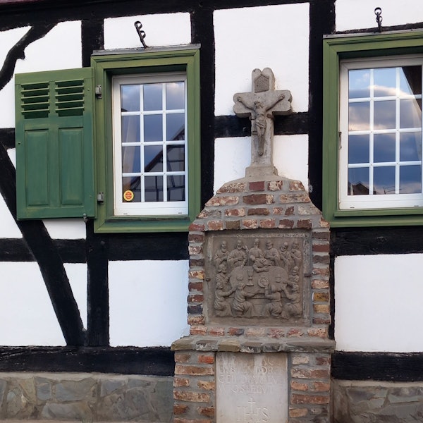 Ein Kreuz am Obsthof Rönn in Ersdorf mit Abendmahlszene