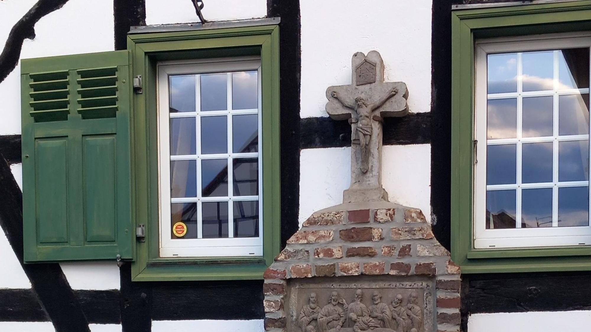 Ein Kreuz am Obsthof Rönn in Ersdorf mit Abendmahlszene