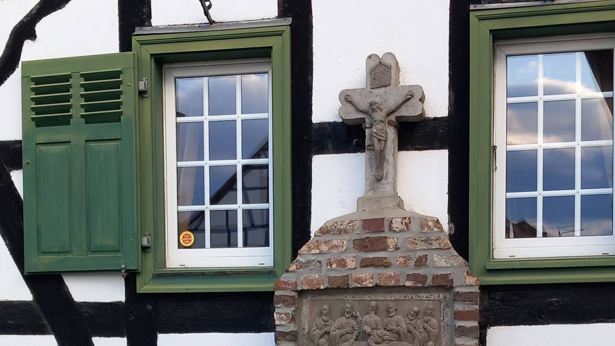 Ein Kreuz am Obsthof Rönn in Ersdorf mit Abendmahlszene