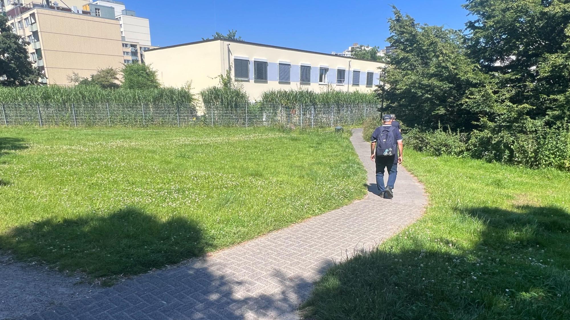 Auf der Grünfläche hinter der Jobwerk Porz gGmbH soll der Bewegungsparcours entstehen.