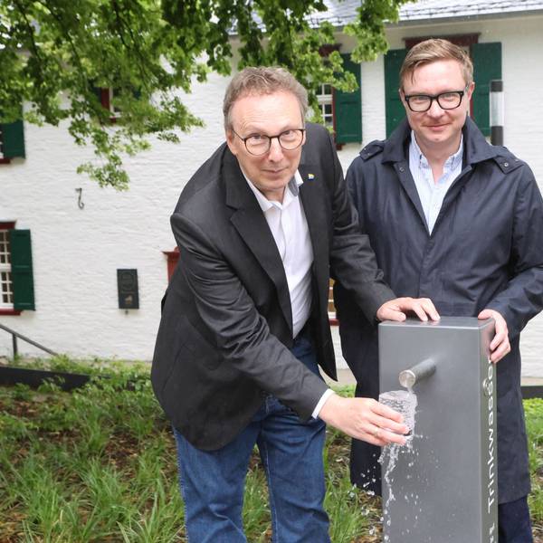 Jürgen Hefner links und Frédéric Ripperger rechts am neuen Wasserspender