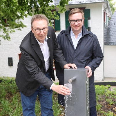 Jürgen Hefner links und Frédéric Ripperger rechts am neuen Wasserspender