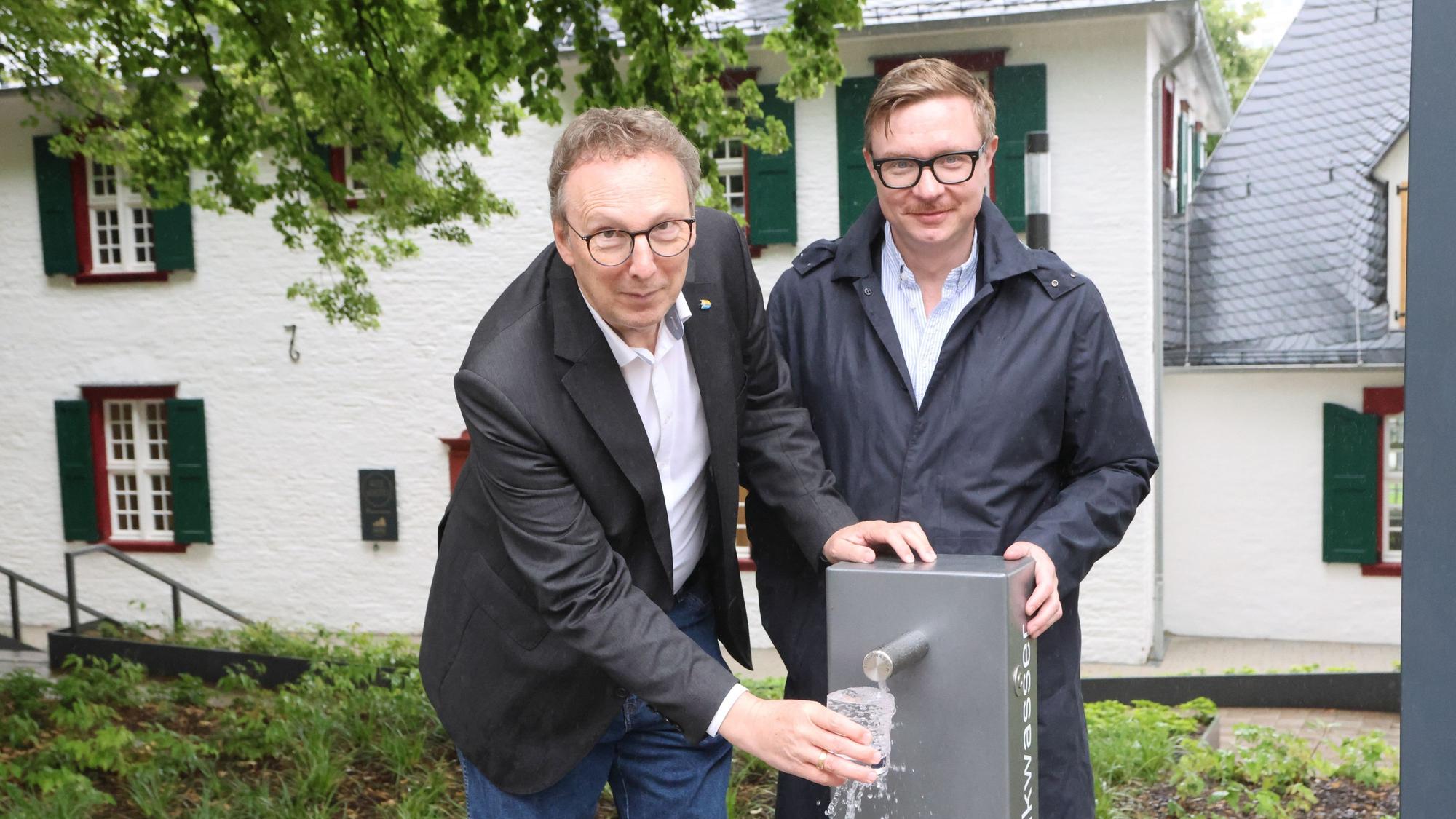 Jürgen Hefner links und Frédéric Ripperger rechts am neuen Wasserspender