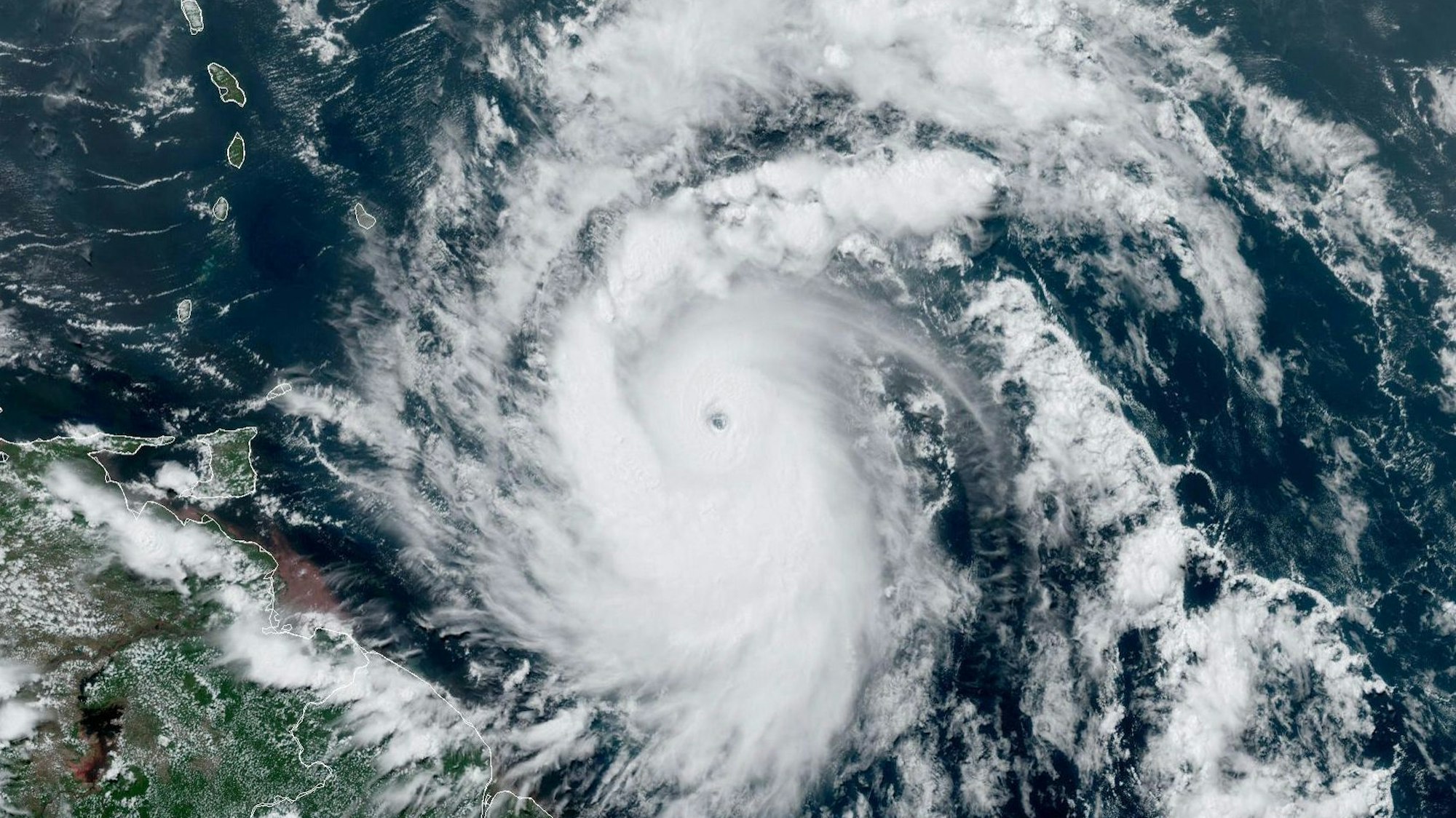 Eine Satellitenaufnahme zeigt Hurrikan Beryl unmittelbar vor dem Landgang auf Inseln des Staates Grenada in der Karibik. Das National Hurricane Center erwartet eine lebensbedrohliche Sturmflut.